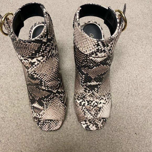 Qupid snakeskin peep toe sandals - Picture 3 of 3